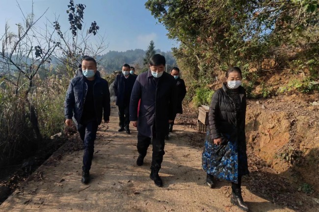 图为肖红林理事长在红岩溪镇卜纳洞村金龙湾农场